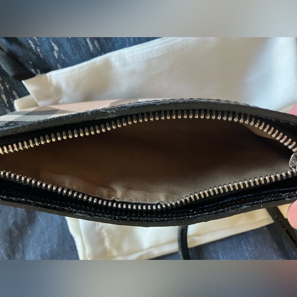 $ firm Burberry Wristlet Large - Picture 14 of 16